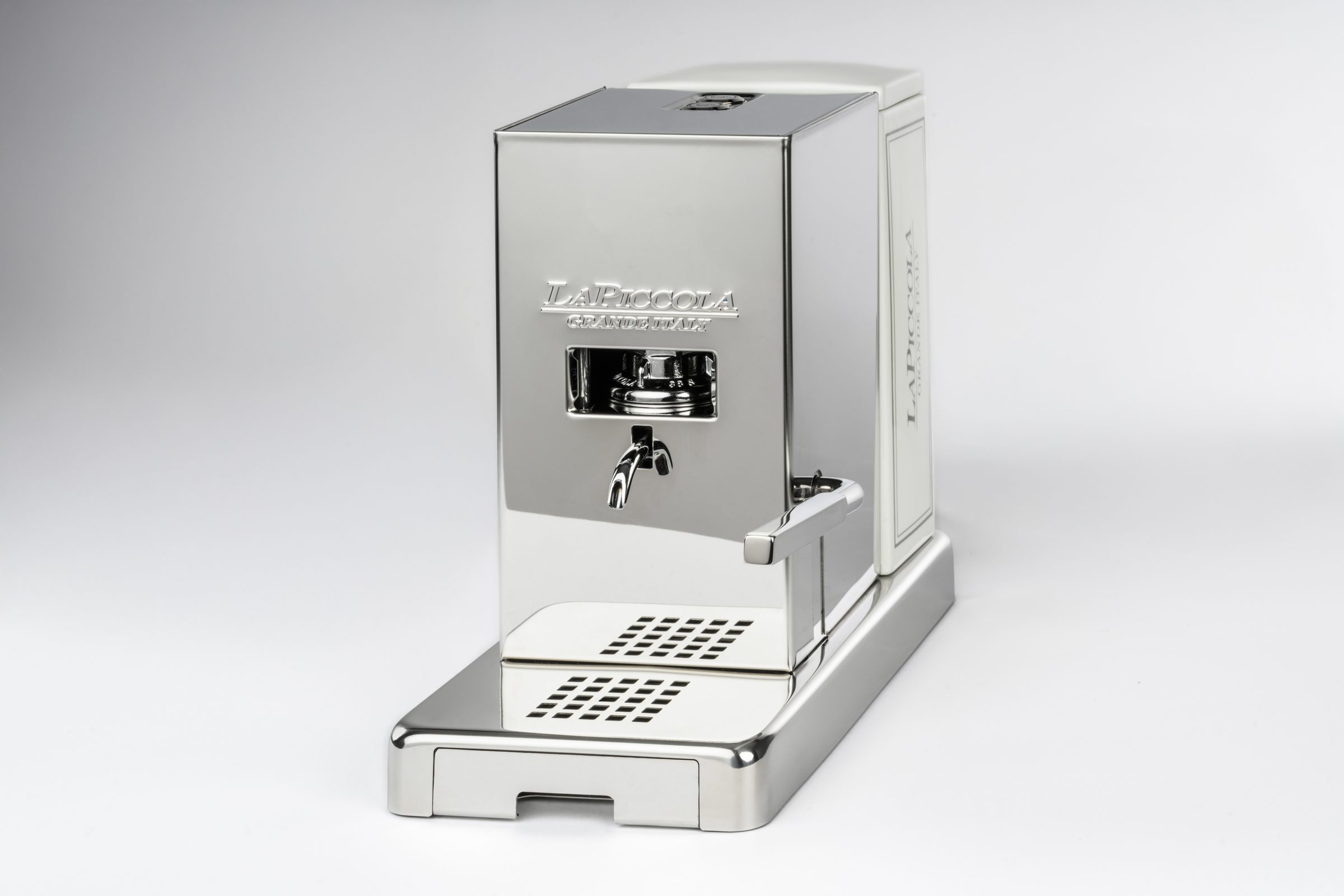 Macchina per caffè La Piccola doppia lucidatura, vista di tre quarti