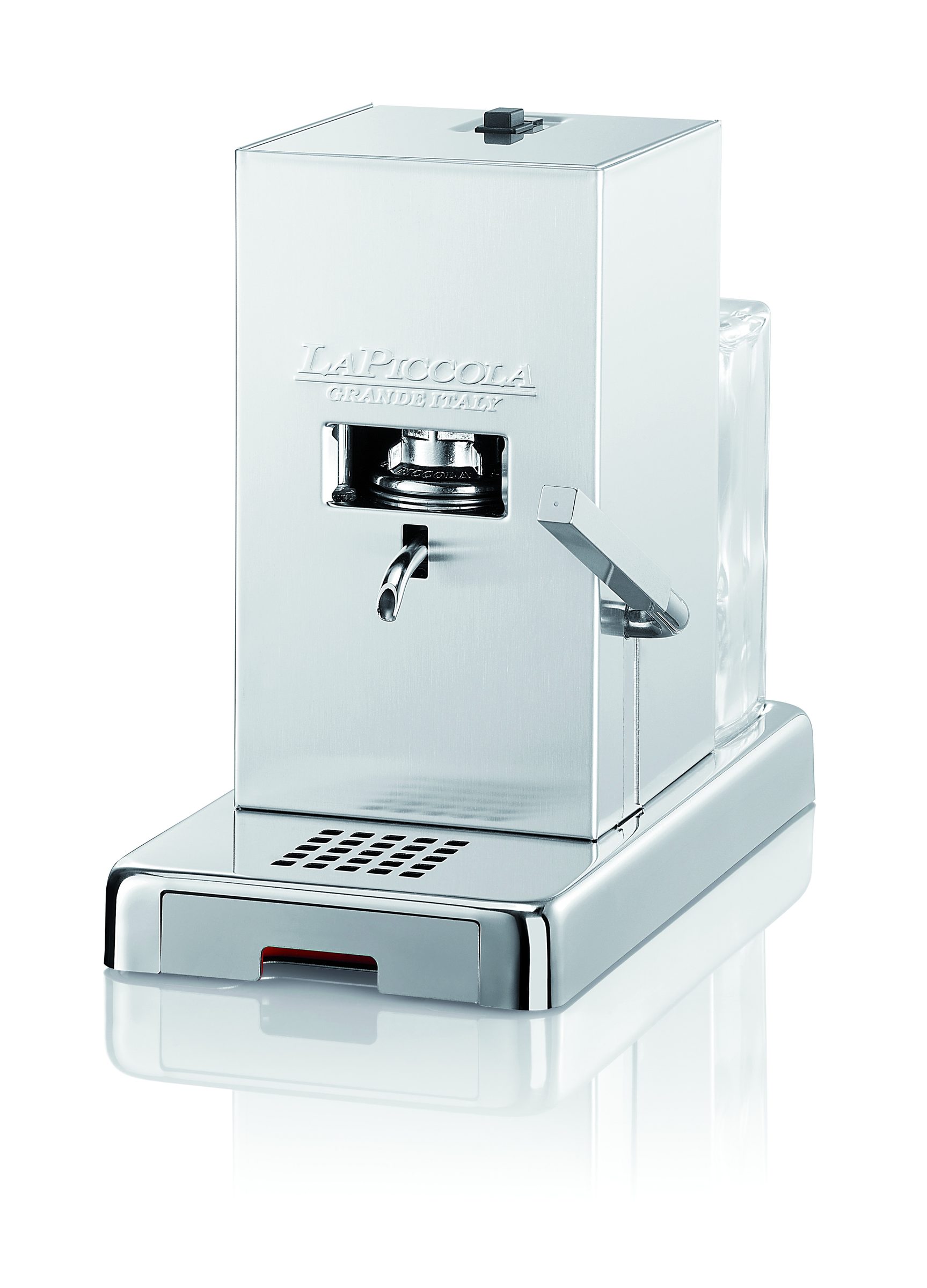 Macchina per caffè La Piccola satinata, vista di tre quarti, sfondo bianco